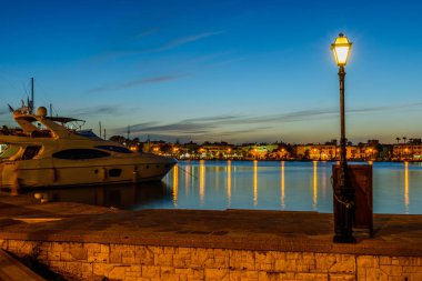 Gün batımında yatlar ile Akdeniz Gezinti, Kos şehir, Kos adası, Oniki Adalar, Yunanistan