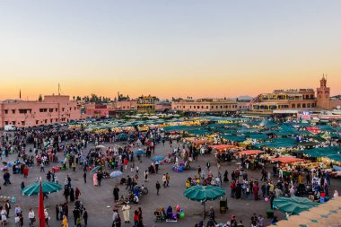 Marakeş, Fas - 8 Aralık 2018 Jamaa el Fna pazar meydanı. Jemaa el-Fnaa, Djema el-Fna veya Djemaa el-Fnaa, Marakeş 'in Medina bölgesinde ünlü bir pazar ve meydan..