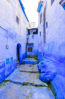 Chefchaouen, Fas - 13 Aralık 2018 Fas turu. Chefchaouen kasabasının güzel mavi Medina 'sı. Geleneksel mavi cadde