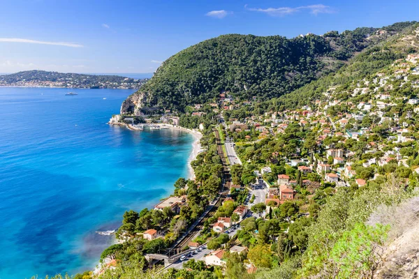 Fransız Rivierası 'ndaki Eze köyünün tepesinden Akdeniz kıyı şeridi ve ortaçağ evlerinin manzarası