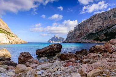 Akdeniz'in güzel sahili. Cala Boquer - Mallorca adasında kayalık plaj, Balear Adaları, İspanya