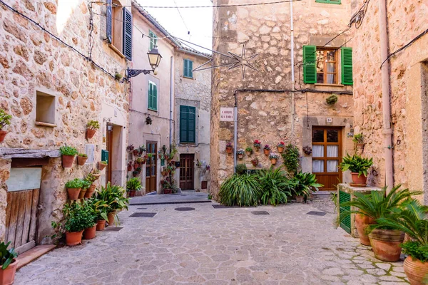 Mallorca Adası, Balearic Adaları, İspanya - 4 Ocak 2019: Valldemossa eski kasabasında çiçeklerle süslenmiş taş binalarla dolu güzel bir cadde