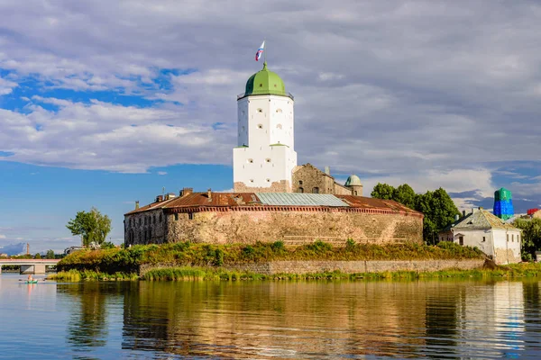 Rusya 'yı gezmek. Vyborg Kalesi - Vyborg kasabasındaki ortaçağ kalesi, popüler bir mimari yapı simgesi, Rusya