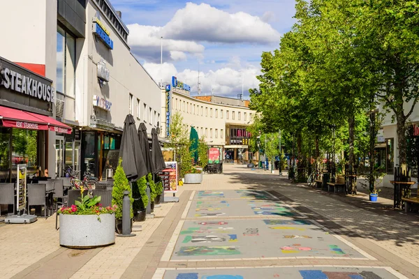 Imatra kasabası, Finlandiya - 23 Haziran 2019: Imatra'nın merkezinde ki güzel yaya caddesi