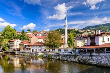 Saraybosna kenti, Bosna-Hersek - 10 Eylül 2018: Bosna-Hersek 'in başkenti Saraybosna' nın tarihi merkezine bakış