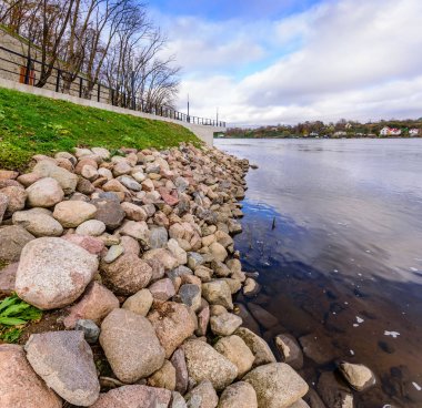 Narva Nehri. Güzel taş seti. Narva kasabası, Estonya
