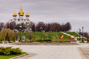 Rusya'nın altın yüzüğü. Uspensky katedrali ve Strelka Park, Yaroslavl, Rusya Federasyonu
