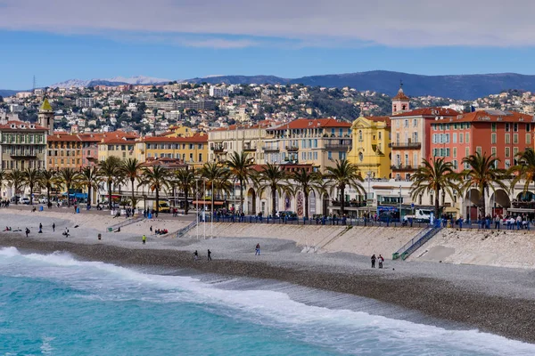 Nice, Fransa - 7 Mart 2018: Cote d'azur, Fransa. Nice'in güzel manzarası. Fransız rivierasının lüks tatil köyü. 