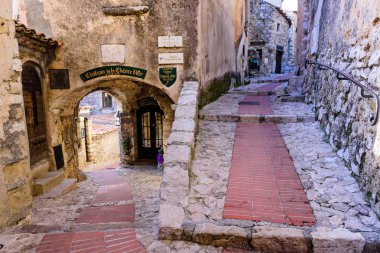 Eze, Fransa - 9 Mart 2018: Fransa'yı gezin. Akdeniz boyunca Fransa'nın güneyinde ki pitoresk ortaçağ kenti Eze Village