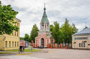 Hamina, Finlandiya - 5 Ağustos 2018: Finlandiya turu. Eski tarihi binaları ve Hamina şehir manzarası olan tarihi bir merkez.