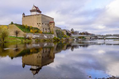 Estonya'yı gezi. Uzun Herman kulesi, Narva, Estonya ile Narva Kalesi güzel sonbahar görünümü
