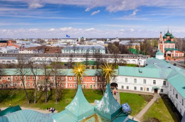 Yaroslavl, Rusya - 30 Nisan 2018: Rusya 'nın altın yüzüğü. Yaroslavl 'ın havadan görünüşü. Spassky Manastırı 'nın Yaroslavl Mimari ve Sanat Müzesi' nin çan kulesinden görüntü.