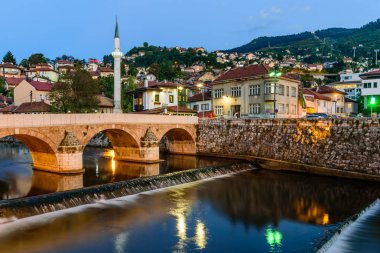Saraybosna, Bosna-Hersek - 10 Eylül 2018: Bosna-Hersek'in başkenti Saraybosna'nın tarihi merkezine güzel bir gece manzarası
