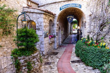 Eze, Fransa - 9 Mart 2018: Fransa'yı gezin. Akdeniz boyunca Fransa'nın güneyinde ki pitoresk ortaçağ kenti Eze Village