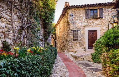 Eze, Fransa - 9 Mart 2018: Fransa'yı gezin. Akdeniz boyunca Fransa'nın güneyinde ki pitoresk ortaçağ kenti Eze Village