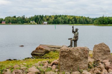 Hamina kasabası, Finlandiya - 5 Ağustos 2018: Hamina'yı gezme. Finlandiya Körfezi Heykeli