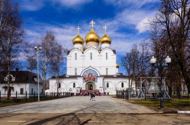 Yaroslavl, Rusya - 30 Nisan 2018: Rusya 'nın altın yüzüğü. Şehrin tarihi merkezindeki katedral.