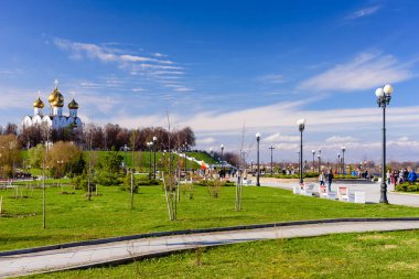 Yaroslavl, Rusya - 30 Nisan 2018: Rusya 'nın altın yüzüğü. Uspensky Katedrali ve Strelka Parkı, güzel bahar manzarası