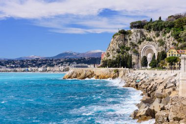 Nice city, Fransa - 7 Mart 2018: Nice limanında dalgakıran, Akdeniz'in güzel manzarası ve Nice şehir manzarası