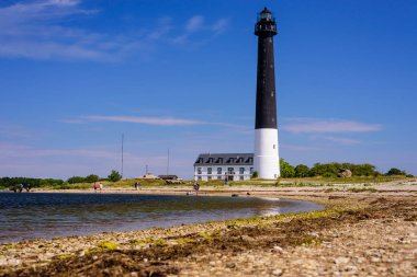 Saaremaa adası, Estonya - 12 Temmuz 2018: Saaremaa adasını gezin. Srve deniz feneri Baltık deniz kıyısında popüler bir dönüm noktası ve doğal bir konuma