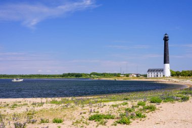 Saaremaa adasını gezmek. Srve deniz feneri, Estonya 'nın Saaremaa adası, Baltık deniz kıyısında popüler bir dönüm noktasıdır.