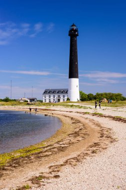 Saaremaa adası, Estonya - 12 Temmuz 2018: Saaremaa adasını gezin. Srve deniz feneri Baltık deniz kıyısında popüler bir dönüm noktası ve doğal bir konuma
