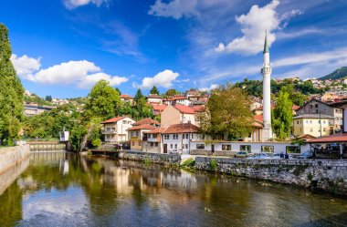 Saraybosna kenti, Bosna-Hersek - 10 Eylül 2018: Bosna-Hersek 'in başkenti Saraybosna' nın tarihi merkezine bakış