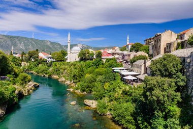 Mostar, Bosna-Hersek - 11 Eylül 2018: Bosna-Hersek'te Gezi. Eski Köprü, Stari Most, Mostar eski şehirde zümrüt nehri Neretva ile.