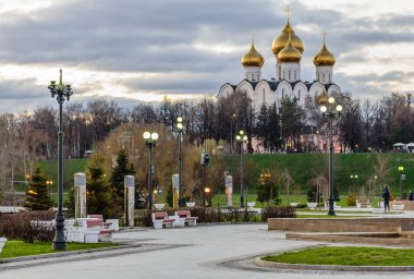 Rusya'nın altın yüzüğü. Uspensky katedrali ve Strelka Park, güzel akşam manzarası, Yaroslavl, Rusya