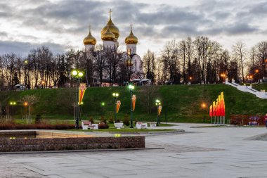Rusya'nın altın yüzüğü. Uspensky katedrali ve Strelka Park, güzel akşam manzarası, Yaroslavl, Rusya