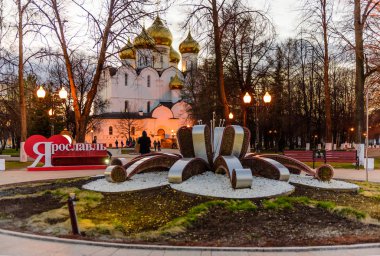 Yaroslavl, Rusya - 30 Nisan 2018: Rusya 'nın altın yüzüğü. Uspensky Katedrali ve Strelka Parkı, güzel bir akşam manzarası.