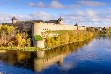 İvangorod 'daki antik Rus kalesi, Estonya, Ivangorod, Rusya sınırındaki anıt ve popüler turizm merkezi.