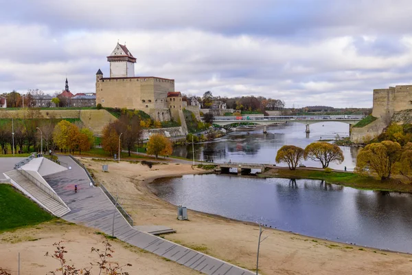 Visitando Estônia Bela Vista Outono Castelo Narva Com Alta Torre — Fotografia de Stock