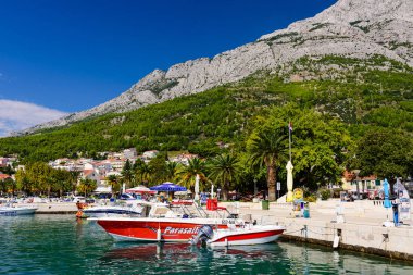 Baska Voda, Hırvatistan - 14 Eylül 2018: Dalmaçya bölgesinde Adriyatik kıyısında popüler bir turizm köyü olan Baska Voda'nın şehir manzarası