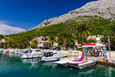 Baska Voda, Hırvatistan - 14 Eylül 2018: Dalmaçya bölgesinde Adriyatik kıyısında popüler bir turizm köyü olan Baska Voda'nın şehir manzarası