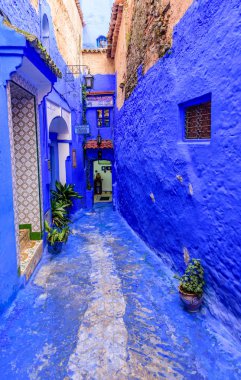 Chefchaouen, Fas - 13 Aralık 2018 Fas turu. Chefchaouen kasabasının güzel mavi Medina 'sı. Geleneksel mavi cadde