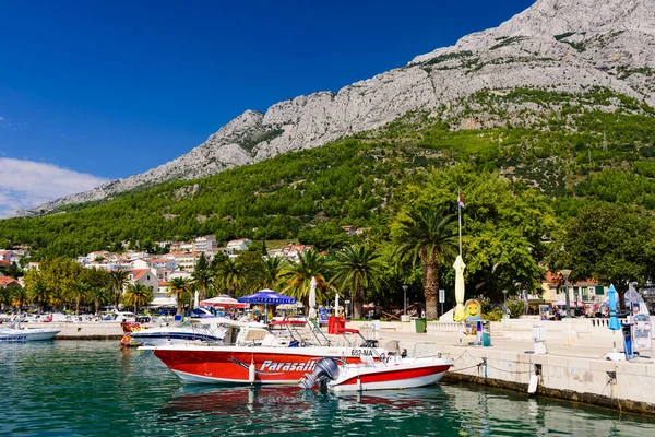 Baska Voda, Hırvatistan - 14 Eylül 2018: Dalmaçya bölgesinde Adriyatik kıyısında popüler bir turizm köyü olan Baska Voda'nın şehir manzarası