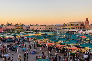 Marakeş, Fas - 8 Aralık 2018 Jamaa el Fna pazar meydanı. Jemaa el-Fnaa, Djema el-Fna veya Djemaa el-Fnaa, Marakeş 'in Medina bölgesinde ünlü bir pazar ve meydan..