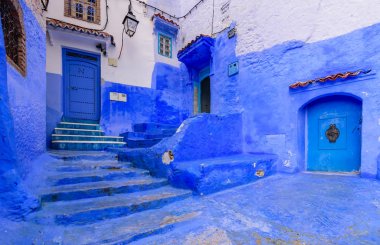 Chefchaouen, Fas - 13 Aralık 2018 Fas turu. Chefchaouen kasabasının güzel mavi Medina 'sı. Geleneksel mavi cadde