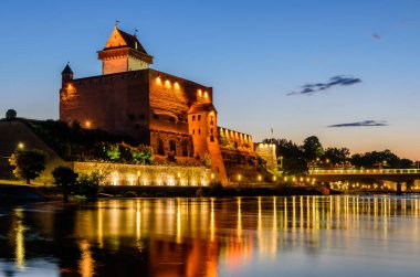 Narva, Estonya - 1 Haziran 2018: Herman 'ın uzun kulesi, anıt ve popüler turizm merkezi Narva Kalesi' nin güzel gece manzarası