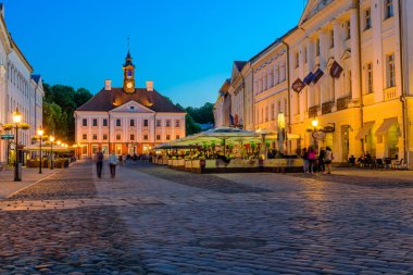 Tartu, Estonya - 2 Haziran 2018: Tartu manzarası. Tartu Belediye Binası ve Tarih Merkezi, güzel gece manzarası