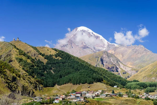 Mount Kazbegi 은인기 자연의 매력이자 조지아주의 스테판스민다 Kazbegi 마을이다 — 스톡 사진