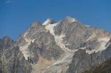 Güzel dağ manzarası. Gökyüzüne, Mestia 'ya, Svaneti bölgesine, Georgia' ya karla kaplı zirveler