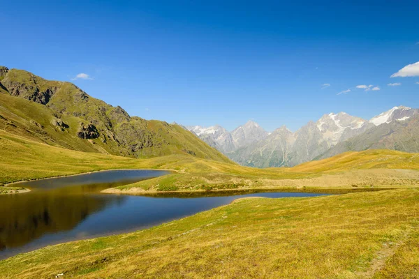 아름다운 산봉우리의 Koruldi Lake 지역에 메스티아 근처를 지나가는 인기있는 루트이다 — 스톡 사진