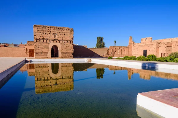 摩洛哥马拉喀什 2018年12月9日 摩洛哥观光游览 马拉喀什的El Badi宫 反映在水池中 一个受欢迎的建筑和旅游胜地 — 图库照片