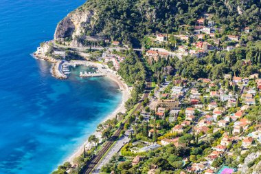 Mavi sularla güzel bir kıyı manzarası, Eze kasabası, Cote d 'azur, Fransa