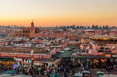 Marakeş, Fas - 8 Aralık 2018 Jamaa el Fna pazar meydanı. Jemaa el-Fnaa, Djema el-Fna veya Djemaa el-Fnaa, Marakeş 'in Medina bölgesinde ünlü bir pazar ve meydan..
