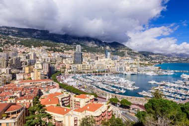 Monte Carlo, Monako Prensliği - 9 Mart 2018: Monte Carlo şehri ve limanı. Güneşli bir günde Monako 'nun havadan görünüşü.