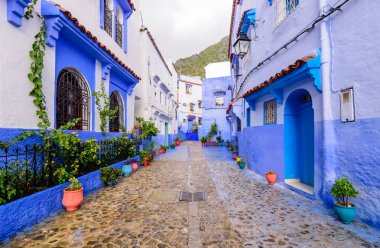 Chefchaouen, Fas - 13 Aralık 2018 Fas turu. Chefchaouen kasabasının güzel mavi Medina 'sı. Geleneksel mavi cadde