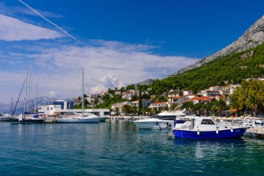 Baska Voda, Hırvatistan - 14 Eylül 2018: Dalmaçya bölgesinde Adriyatik kıyısında popüler bir turizm köyü olan Baska Voda'nın şehir manzarası